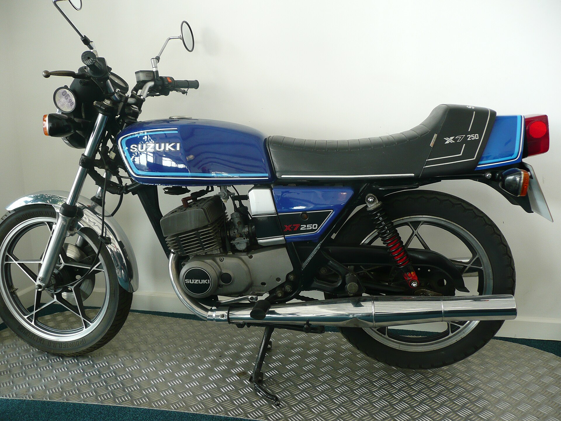 Suzuki GT250 X7