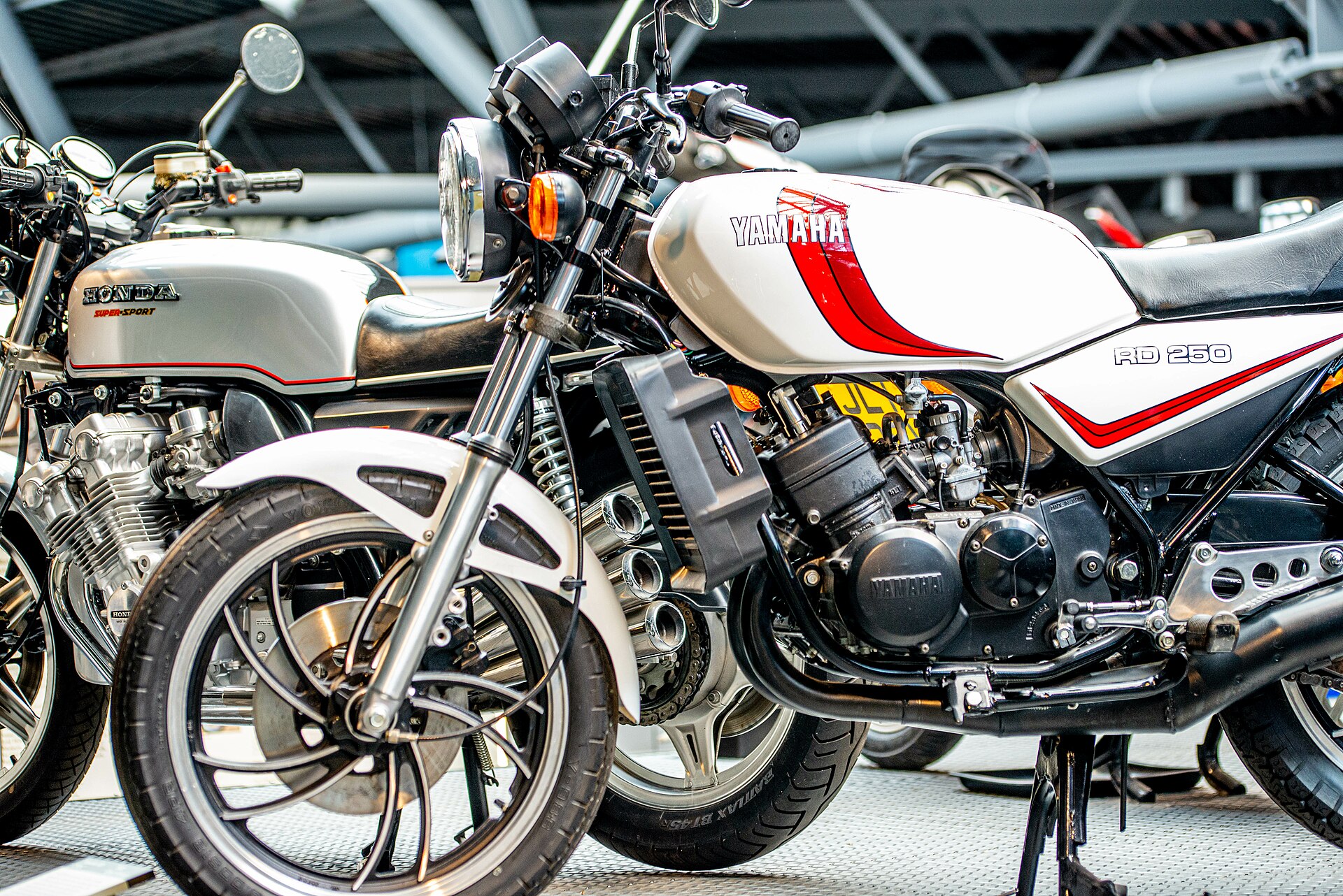 Yamaha RD250LC
